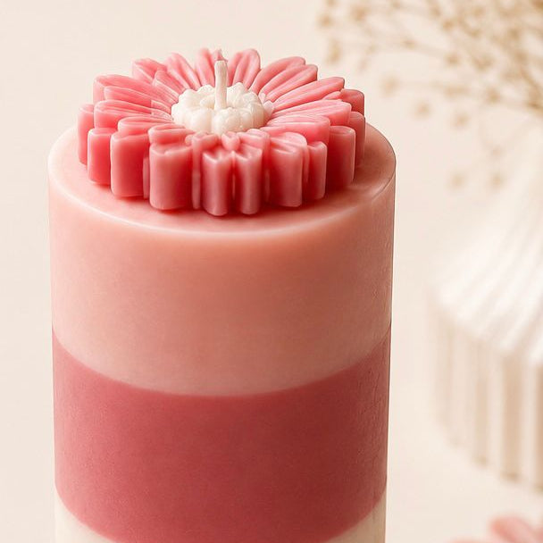 Daisy bloom pillar candle